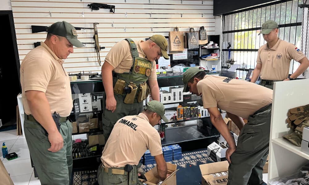 Fotografía cedida por la presidencia de Paraguay de Integrantes de la Dirección de Materiales Bélicos de Paraguay (Dimabel), incautando varias armas en una casa comercial en el barrio San Cristóbal, en Asunción (Paraguay). EFE/ Presidencia de Paraguay