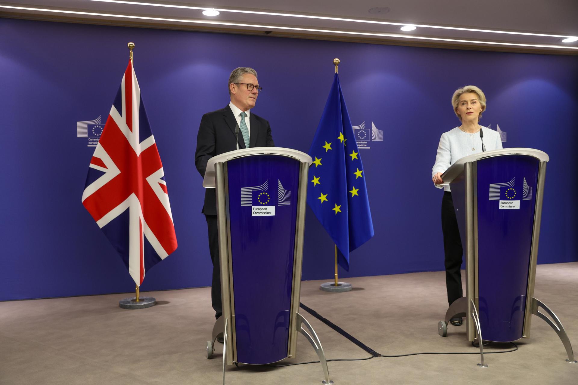 Bruselas, 02/10/2024.- El primer ministro británico, Keir Starmer (I) y la presidenta de la Comisión Europea, Urusla Von der Leyen (D) se dirigen a los medios antes de la reunión que celebraron hoy en Bruselas. EFE/EPA/OLIVIER HOSLET