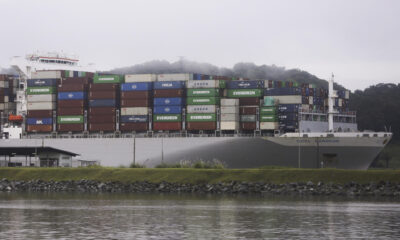 Fotografía de archivo de un buque que transita por el canal de Panamá en Ciudad de Panamá (Panamá). EFE/ Carlos Lemos