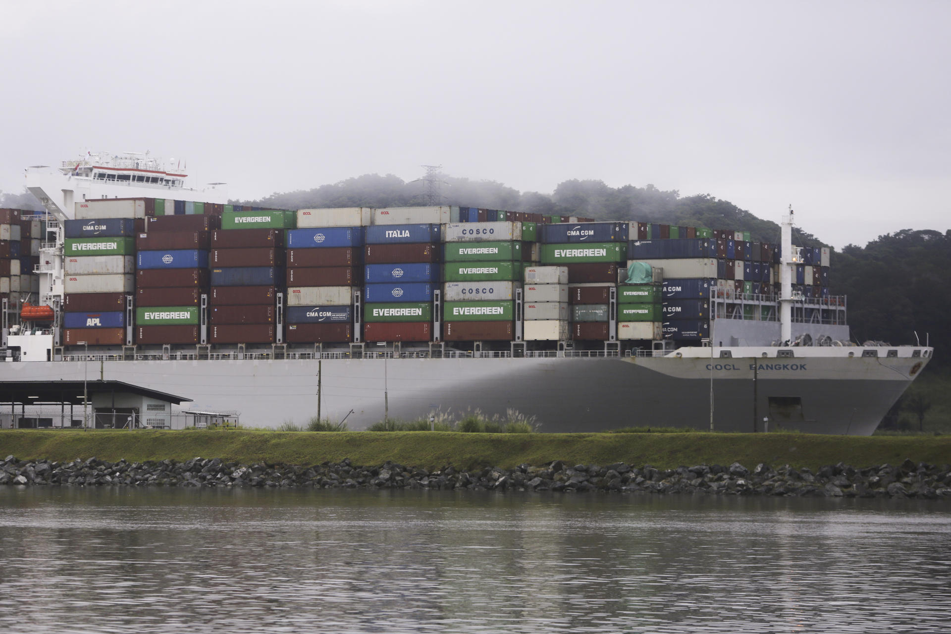 Fotografía de archivo de un buque que transita por el canal de Panamá en Ciudad de Panamá (Panamá). EFE/ Carlos Lemos