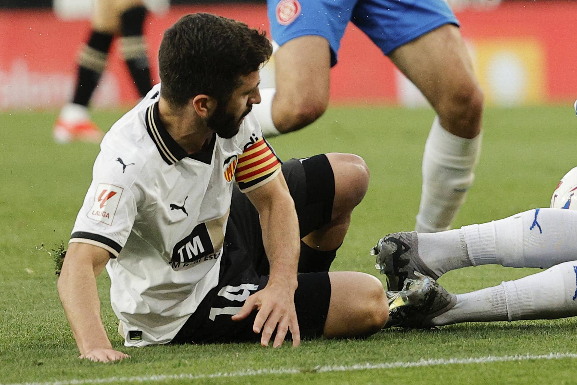 El lateral izquierdo del Valencia José Luis Gayà durante el partido de Liga disputado ante el Girona en el que se produjo la lesión que la ha mantenido cinco meses inactivo. EFE/ Manuel Bruque