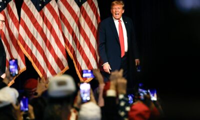 Fotografía de archivo del candidato presidencial republicano y expresidente estadounidense Donald J. Trump mientras se retira del escenario después de hablar en el evento de la fiesta de vigilancia nocturna de las asambleas partidarias organizado por su campaña en el Treasure Island Resort & Casino en Las Vegas, Nevada, EE. UU., el 8 de febrero de 2024 EFE/EPA/John Mabanglo