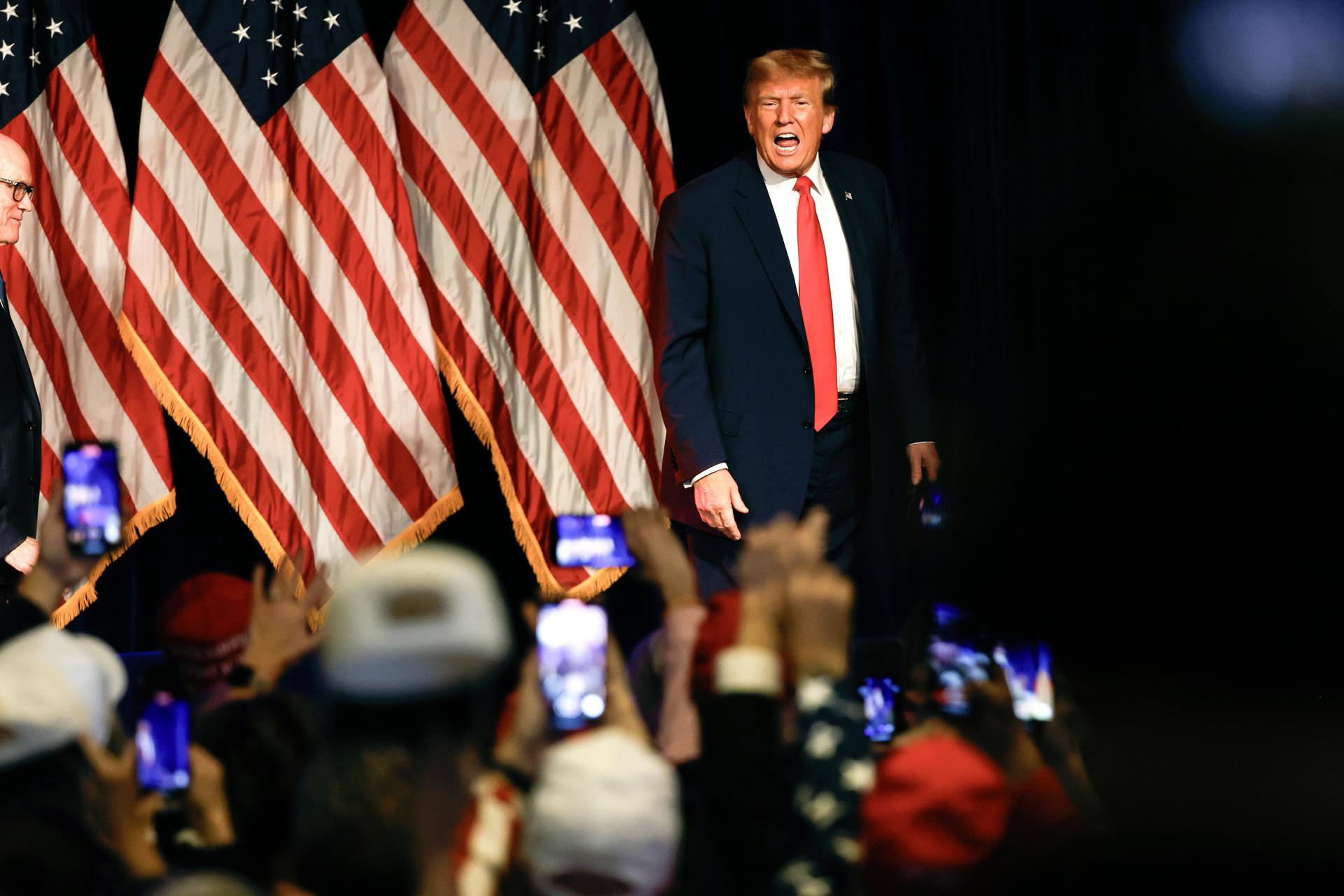 Fotografía de archivo del candidato presidencial republicano y expresidente estadounidense Donald J. Trump mientras se retira del escenario después de hablar en el evento de la fiesta de vigilancia nocturna de las asambleas partidarias organizado por su campaña en el Treasure Island Resort & Casino en Las Vegas, Nevada, EE. UU., el 8 de febrero de 2024 EFE/EPA/John Mabanglo