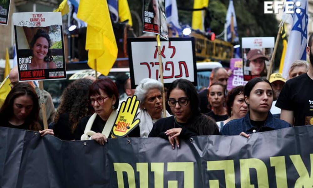 Familiares de los secuestrados por Hamás se manifiestan en Jerusalén en el primer aniversario de los atentados. EFE/EPA/ATEF SAFADI