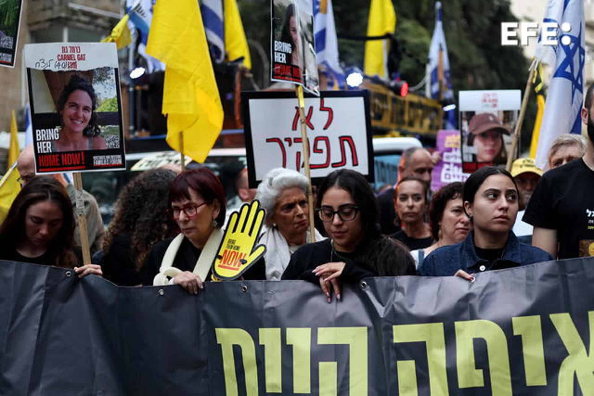 Familiares de los secuestrados por Hamás se manifiestan en Jerusalén en el primer aniversario de los atentados. EFE/EPA/ATEF SAFADI