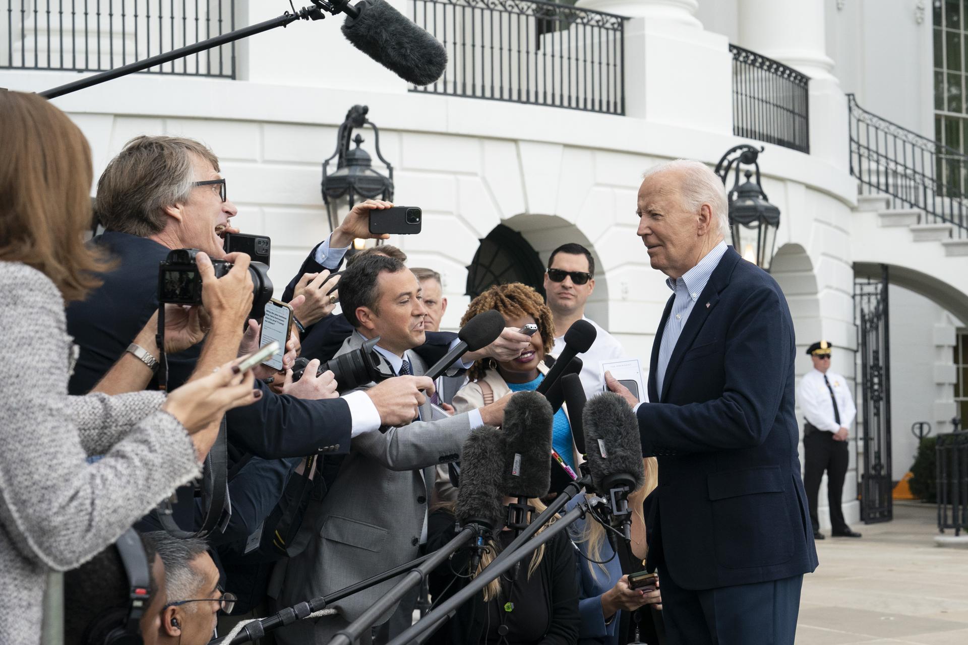 El presidente de Estados Unidos, Joe Biden, sale de la Casa Blanca en Washington, DC, EE. UU., el 3 de octubre de 2024. El presidente Biden está visitando áreas de Florida y Georgia que se han visto afectadas por el huracán Helene. EFE/EPA/Chris Kleponis / POOL