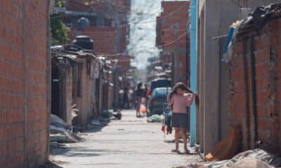 Fotografía de una calle en un barrio marginal en la ciudad de Buenos Aires (Argentina). Archivo. EFE/Juan Ignacio Roncoroni