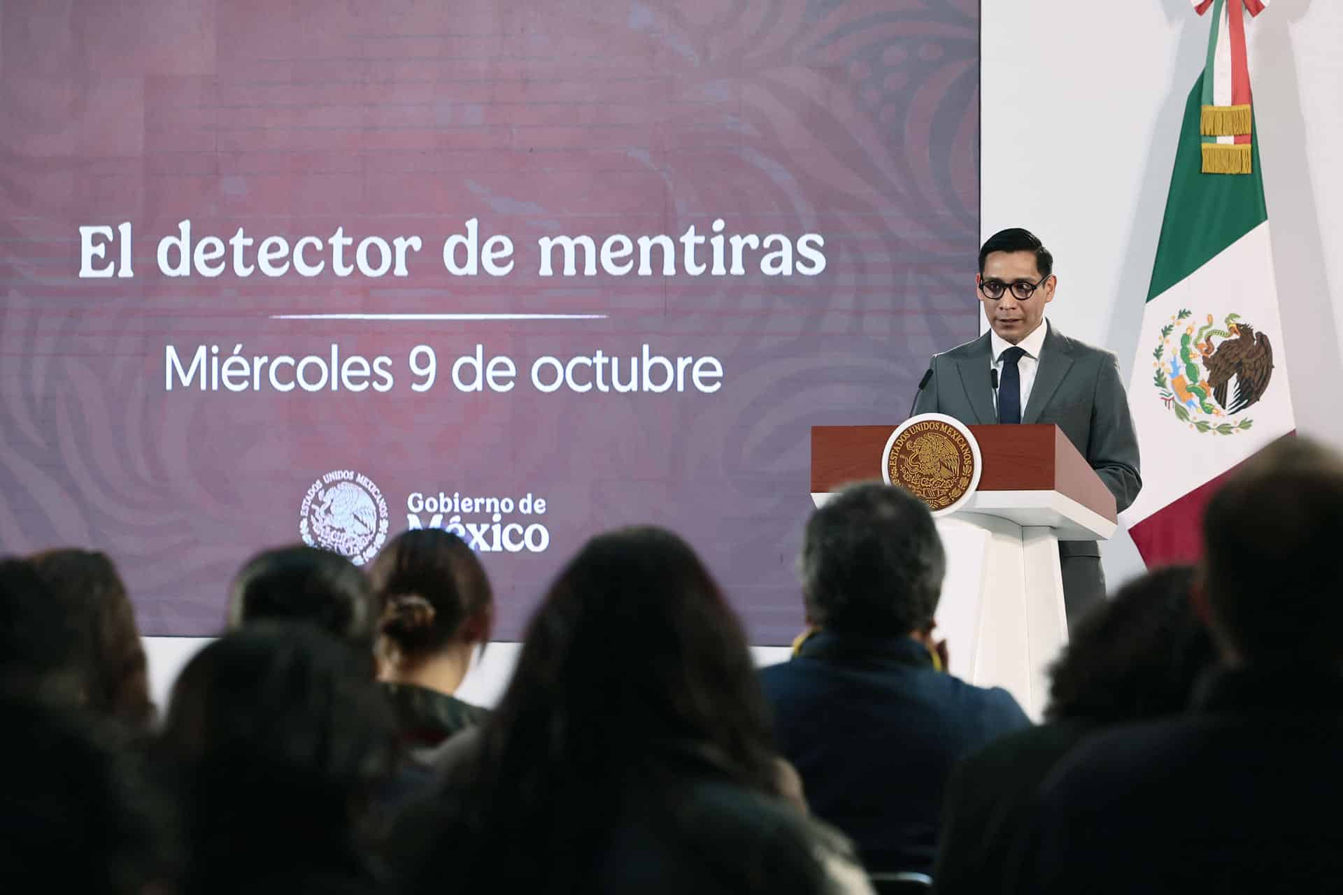 El coordinador de Infodemia del Sistema Público de Radiodifusión del Estado Mexicano, Miguel Ángel Elorza, habla este miércoles durante una conferencia de prensa matutina en Palacio Nacional de la Ciudad de México (México). EFE/ José Méndez