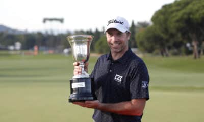 El francés Julien Guerrier posa con el trofeo que ha ganado este domingo en el Real Club de Golf Sotogrande, en el torneo Estrella Damm Andalucía Masters de golf, después de afrontar una emocionante ronda de desempate a nueve hoyos con el español Jorge Campillo EFE/A.Carrasco Ragel