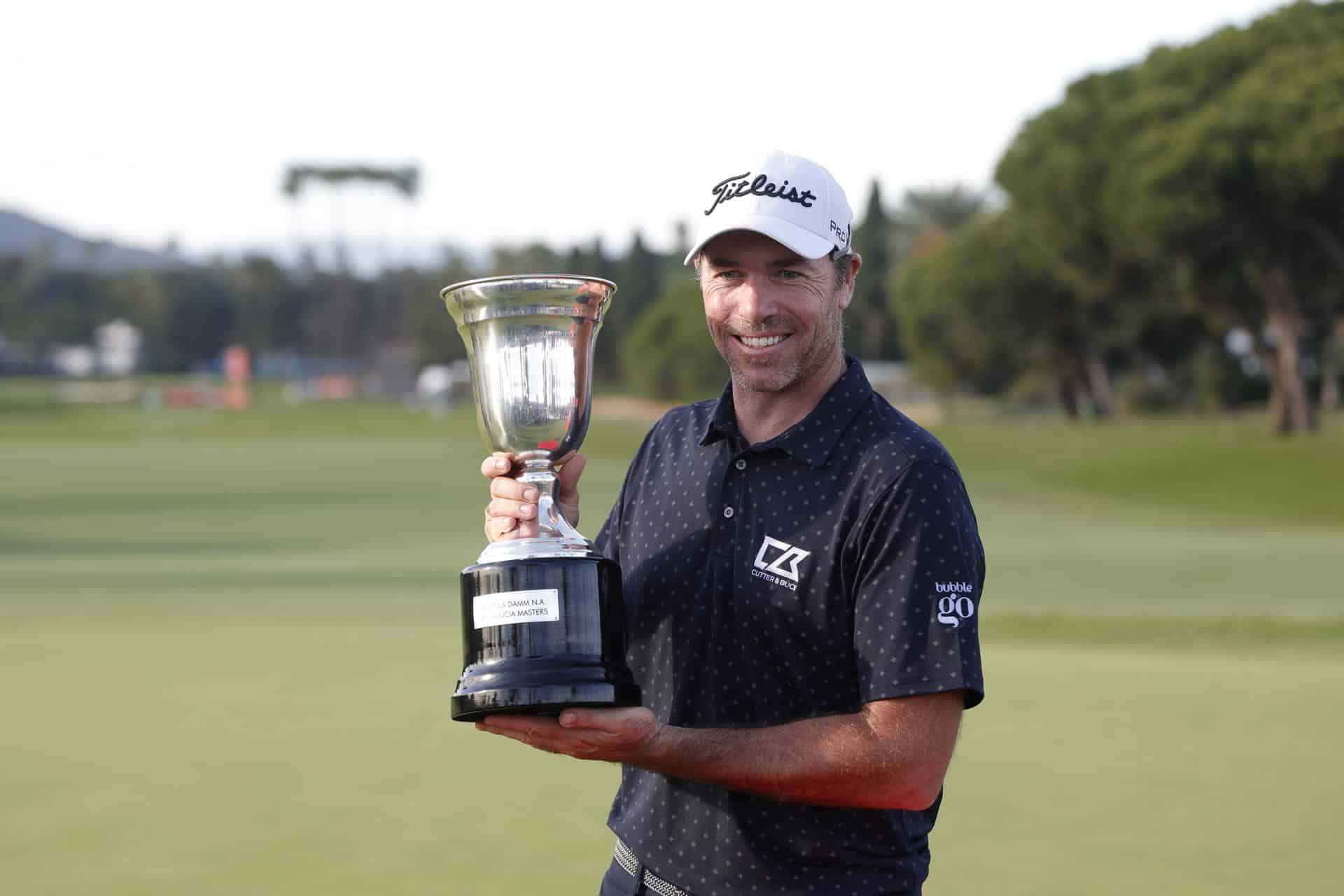 El francés Julien Guerrier posa con el trofeo que ha ganado este domingo en el Real Club de Golf Sotogrande, en el torneo Estrella Damm Andalucía Masters de golf, después de afrontar una emocionante ronda de desempate a nueve hoyos con el español Jorge Campillo EFE/A.Carrasco Ragel