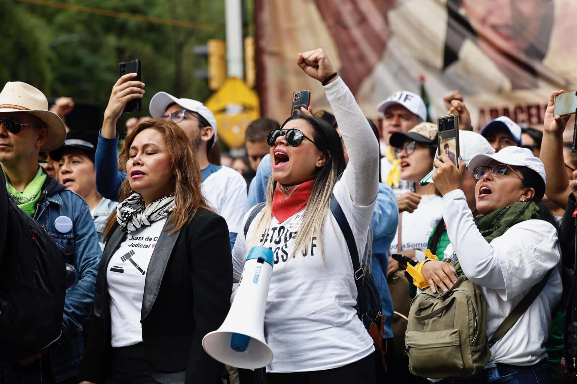 Trabajadores del poder judicial de la federación protestan en los alrededores del Senado de la República en Ciudad de México (México). Archivo. EFE/ Sáshenka Gutiérrez