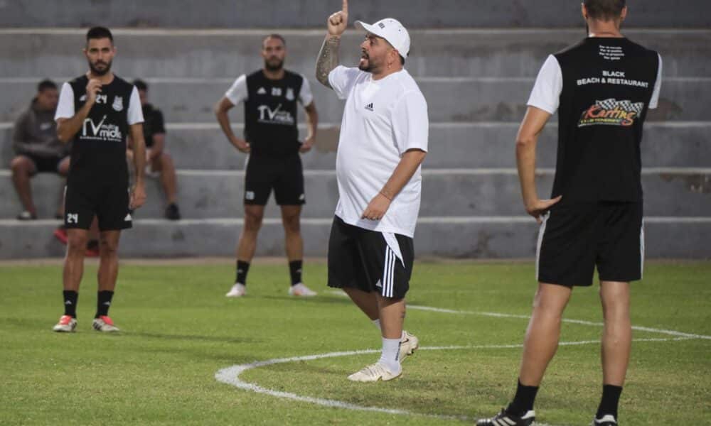 Diego Maradona Sinagra (2d), el hijo italiano del astro del fútbol, ha dirigido este miércoles su primer entrenamiento como técnico de la Unión Deportiva Ibarra, equipo de la Tercera División española radicado El Fraile, localidad de 10.000 habitantes en el sur de Tenerife. EFE/Alberto Valdés