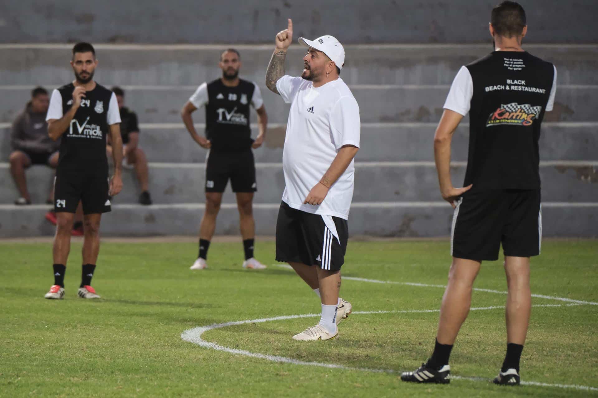 Diego Maradona Sinagra (2d), el hijo italiano del astro del fútbol, ha dirigido este miércoles su primer entrenamiento como técnico de la Unión Deportiva Ibarra, equipo de la Tercera División española radicado El Fraile, localidad de 10.000 habitantes en el sur de Tenerife. EFE/Alberto Valdés