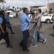 Fotografía de archivo del 12 de diciembre de 2019, en la que se observa a un agente de la Policía Nacional (c) obstruyendo el paso a un camarógrafo durante una protesta que exige la liberación de presos políticos, en Managua (Nicaragua).EFE/STR