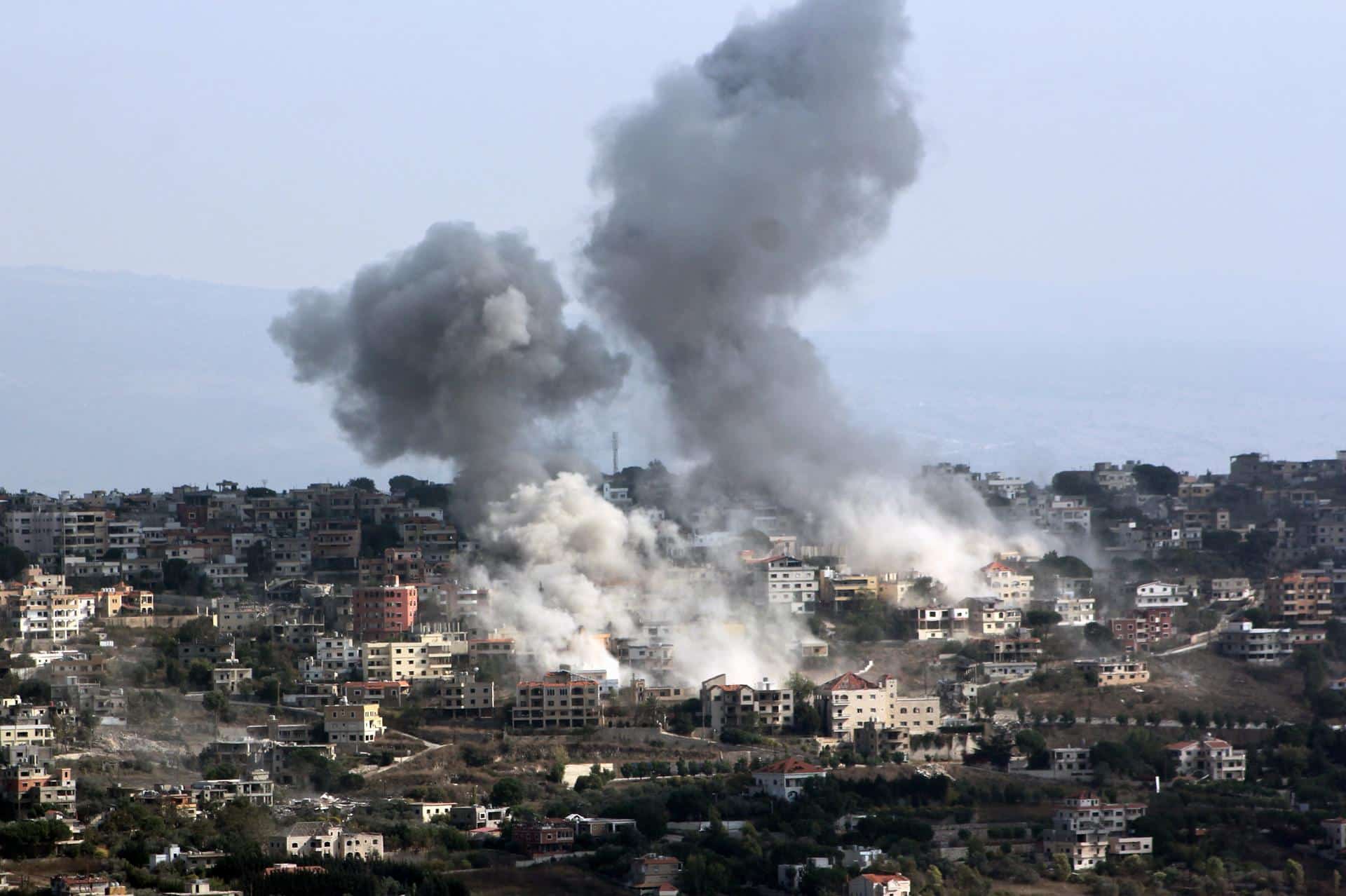 El humo se eleva tras un ataque aéreo israelí en la aldea de Khiam, visto desde Marjaayoun, cerca de la frontera con Israel, en el sur del Líbano, el 07 de octubre de 2024. EFE/STRINGER