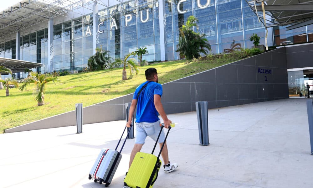 Una persona llega para tomar un vuelo en el Aeropuerto Internacional de Acapulco, estado de Guerrero (México). Archivo. EFE/ David Guzmán