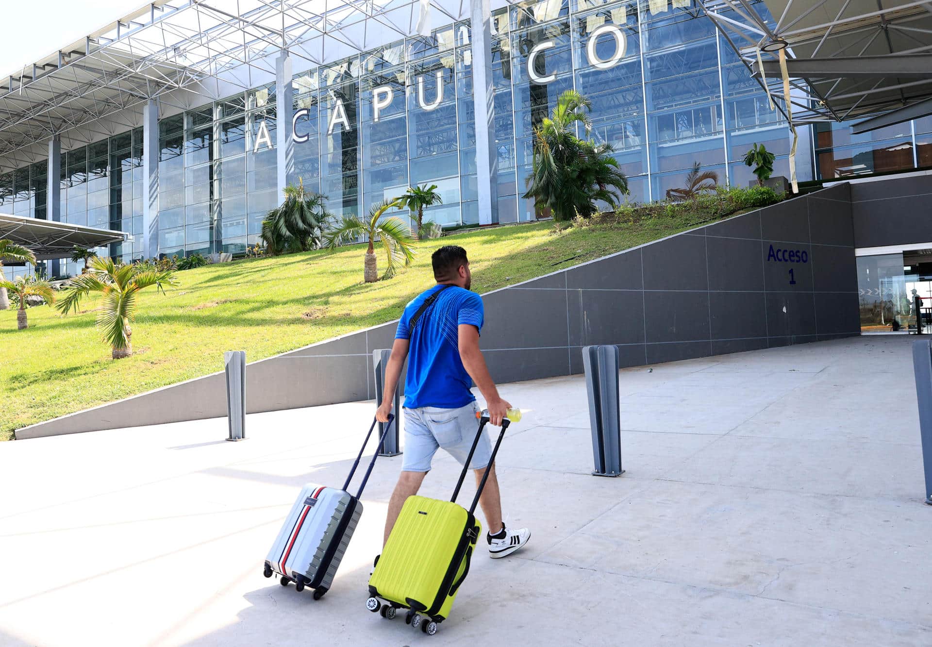 Una persona llega para tomar un vuelo en el Aeropuerto Internacional de Acapulco, estado de Guerrero (México). Archivo. EFE/ David Guzmán