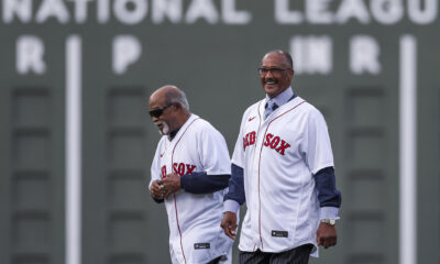 Fotografía de archivo del exlanzador cubano de los Medias Rojas de Boston Luis Tiant (i) junto a Jim Rice. EFE/EPA/CJ GUNTHER