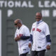 Fotografía de archivo del exlanzador cubano de los Medias Rojas de Boston Luis Tiant (i) junto a Jim Rice. EFE/EPA/CJ GUNTHER