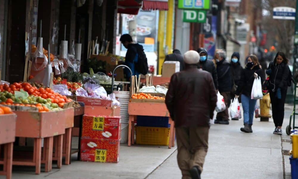 Transeúntes caminan por la Avenida Spadina en el Barrio Chino de Toronto (Canadá). Archivo. EFE/ Osvaldo Ponce