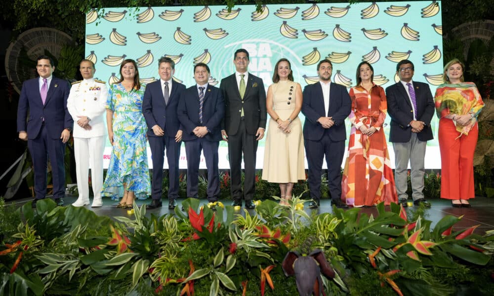 Fotografía cedida por la Asociación de Exportadores de Banano del Ecuador (AEBE) del presidente de su directorio, Jorge Encalada (c); el ministro de Agricultura y Ganadería de Ecuador, Danilo Palacios (5-i); el ministro de Producción, Comercio Exterior, Inversiones y Pesca, Luis Alberto Jaramillo (2d); la prefecta de la provincia de Guayas, Marcela Aguiñaga (5d); el prefecto de la provincia de Los Ríos, Johnny Terán (4i), y la embajadora de la Unión Europea (UE) en Ecuador, Jekaretina Doródnova (d), entre otros, posan en la inauguración de la convención 'Banana Time', en Guayaquil (Ecuador). EFE/AEBE