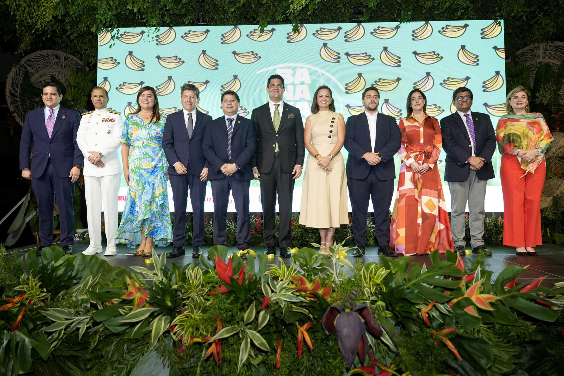 Fotografía cedida por la Asociación de Exportadores de Banano del Ecuador (AEBE) del presidente de su directorio, Jorge Encalada (c); el ministro de Agricultura y Ganadería de Ecuador, Danilo Palacios (5-i); el ministro de Producción, Comercio Exterior, Inversiones y Pesca, Luis Alberto Jaramillo (2d); la prefecta de la provincia de Guayas, Marcela Aguiñaga (5d); el prefecto de la provincia de Los Ríos, Johnny Terán (4i), y la embajadora de la Unión Europea (UE) en Ecuador, Jekaretina Doródnova (d), entre otros, posan en la inauguración de la convención 'Banana Time', en Guayaquil (Ecuador). EFE/AEBE