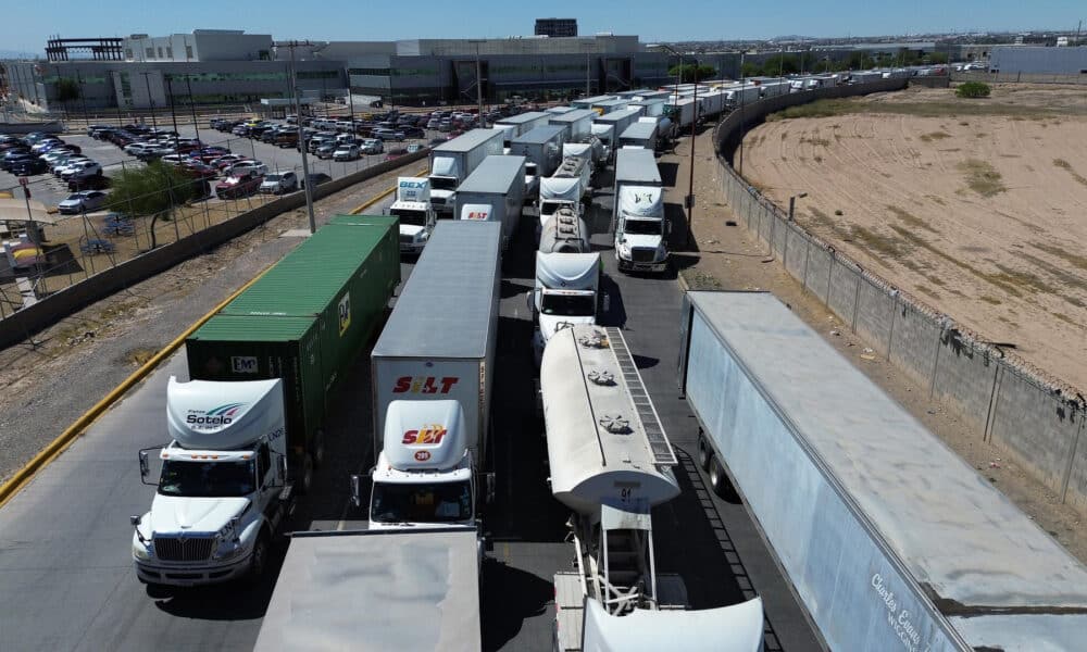 Fotografía aérea donde se observan filas de camiones en espera para cruzar hacia EE.UU. en Ciudad Juárez, Chihuahua (México). Archivo. EFE/ Luis Torres