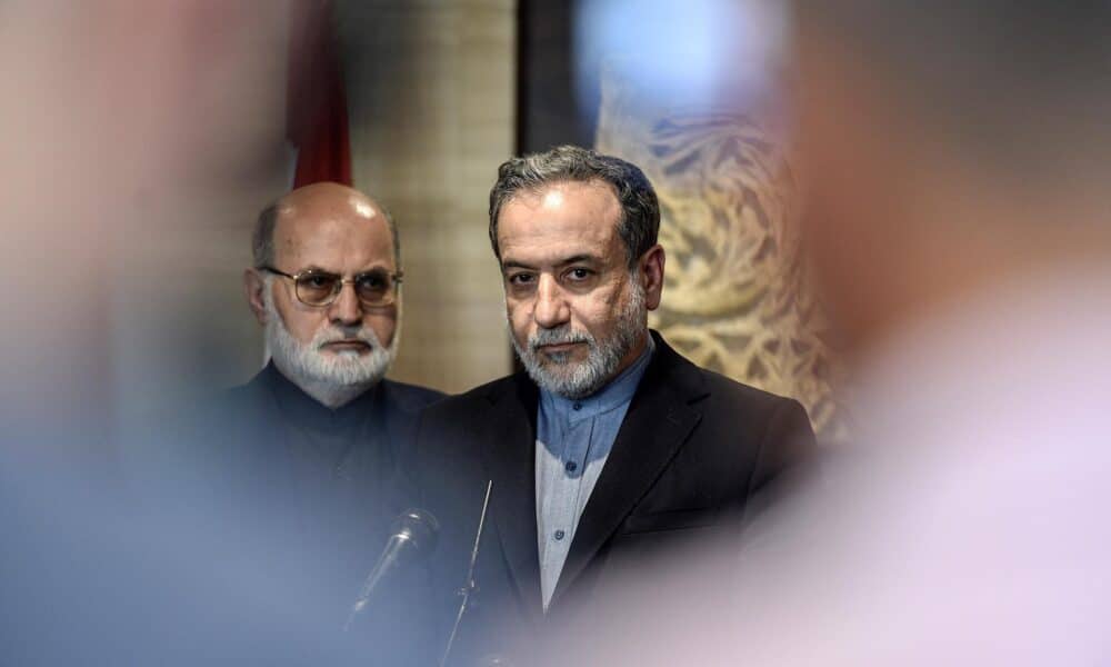 El ministro de Exteriores de Irán, Abás Araqchí, interviene en una comparecencia informativa en Beirut tras reunirse con el portavoz del Parlamento libanés, Nabih Berri. EFE/EPA/Wael Hamzeh