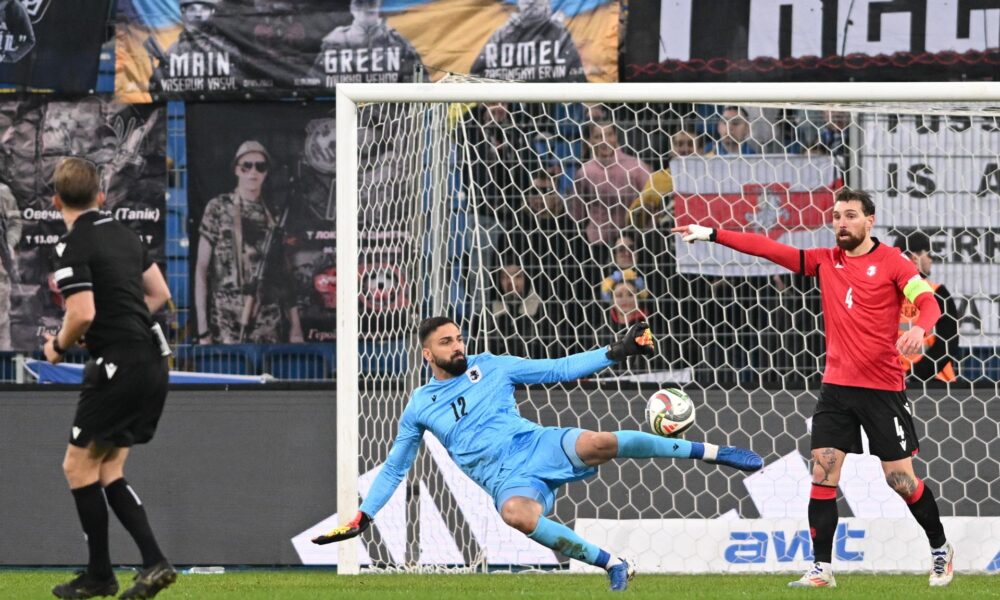 Giorgi Mamardashvili, en una acción del partido. EFE/EPA/Jakub Kaczmarczyk