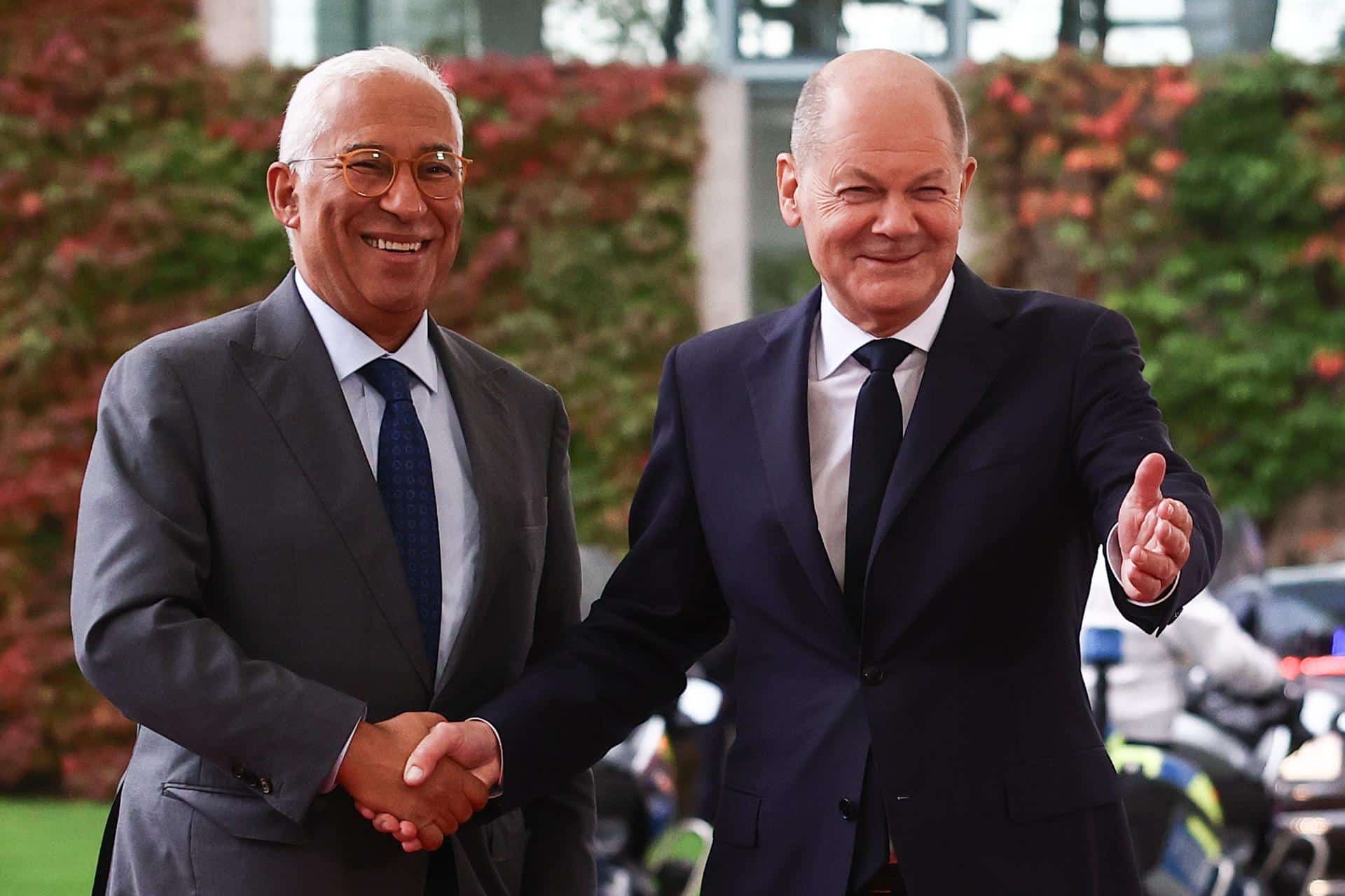 Berlin, 10/10/2024.- El canciller alemán, Olaf Scholz (D) saluda al presidente designado del Consejo Europeo, Antonio Costa, ante de la reunión que celebraron hoy en la Cancillería alemana en Berlín. EFE/EPA/FILIP SINGER