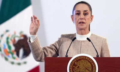 La presidenta de México, Claudia Sheinbaum habla este lunes durante su conferencia de prensa matutina en Palacio Nacional de la Ciudad de México (México). EFE/ Mario Guzmán