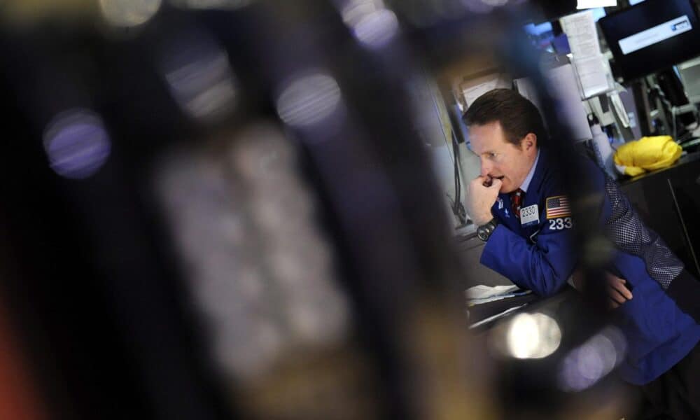 Foto de archivo de operadores de la bolsa de Nueva York analizando operaciones antes del cierre. EFE/Justin Lane