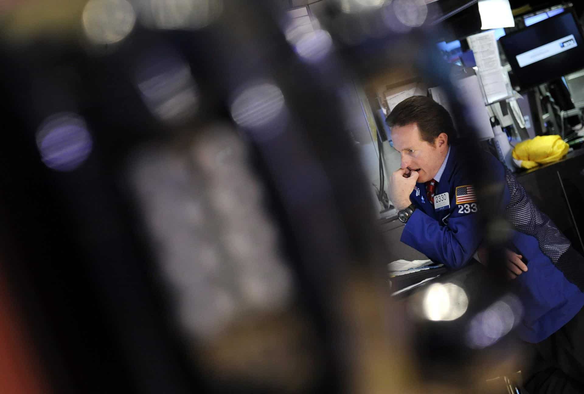 Foto de archivo de operadores de la bolsa de Nueva York analizando operaciones antes del cierre. EFE/Justin Lane