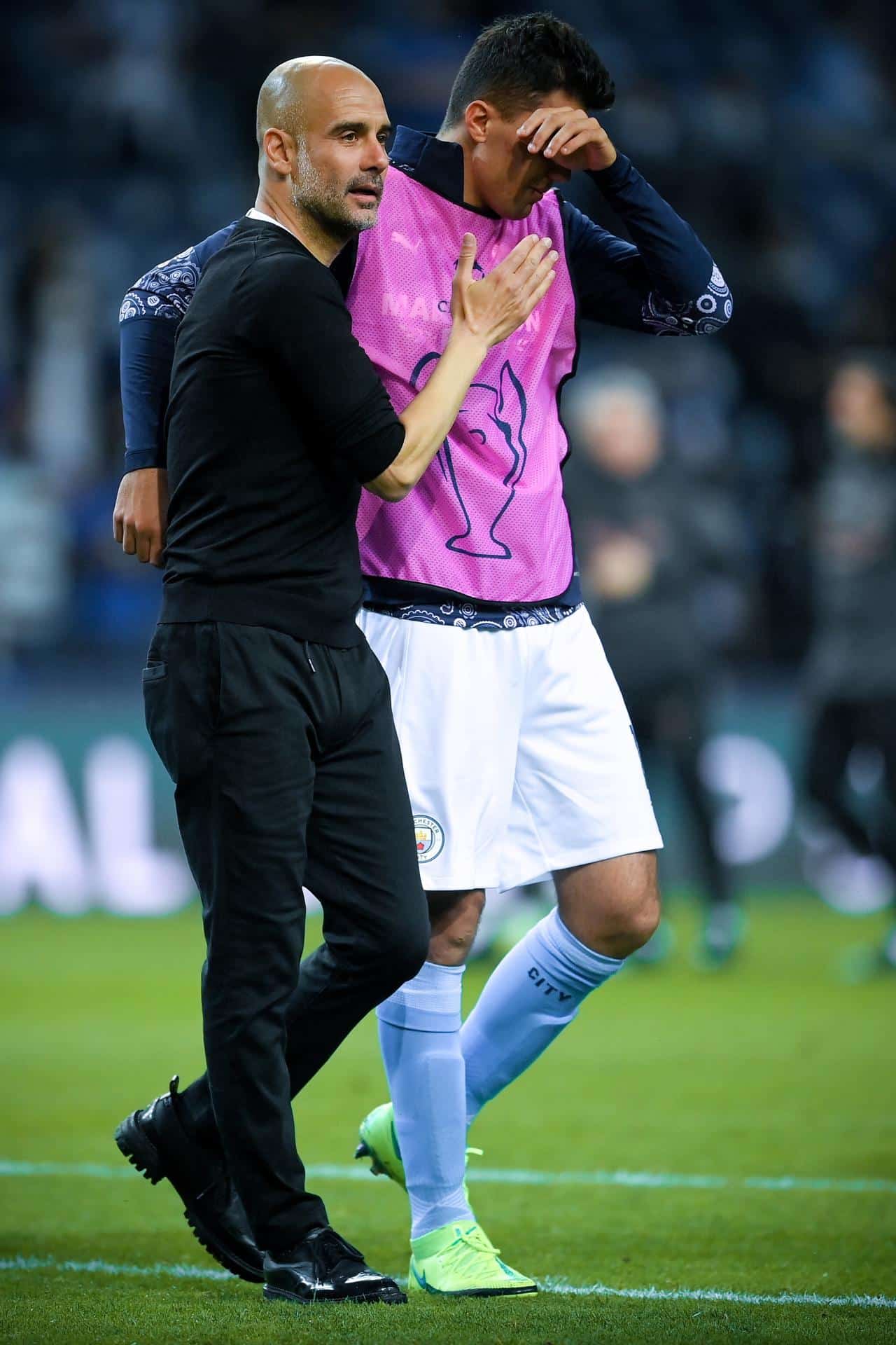 Foto de archivo del entrenador del Manchester City, Pep Guardiola (I), y del centrocampista español Rodri (D). El técnico afirmó este martes que está "muy orgulloso" de su jugador por haber ganado el Balón de Oro 2024 pero no entró a valorar el plantón del Real Madrid en la gala de entrega de premios celebrada anoche en París.  EFE/EPA/David Ramos/ARCHIVO