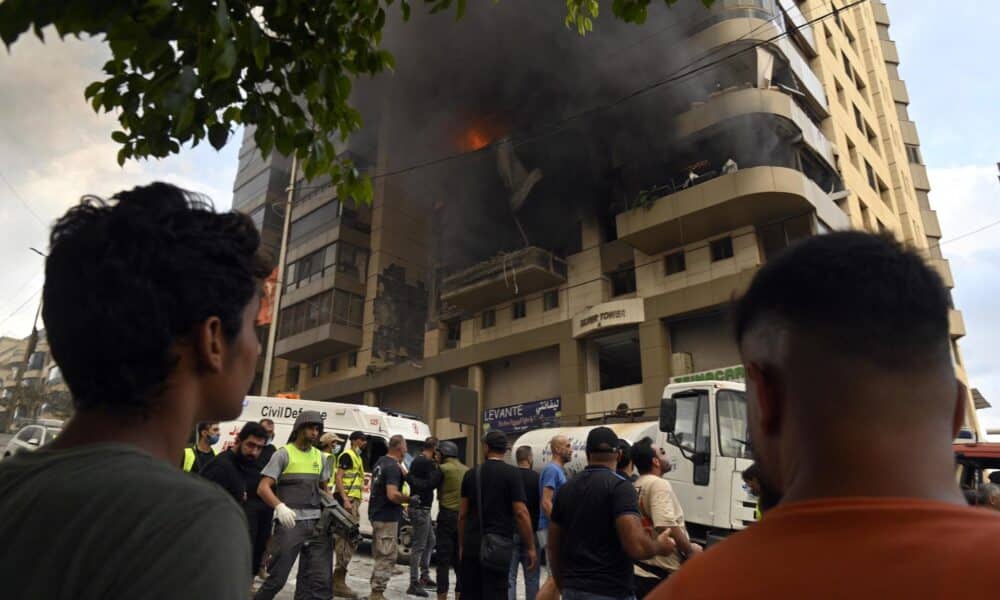 El humo se eleva desde un edificio tras un ataque militar israelí en los suburbios del sur de Beirut, Líbano, el 1 de octubre de 2024. EFE/WAEL HAMZEH