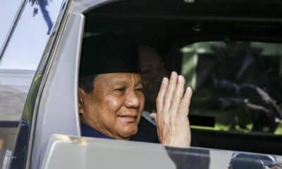 El presidente electo Prabowo Subianto saluda mientras sale de su residencia para asistir a su ceremonia de inauguración como el octavo presidente de Indonesia en Yakarta, Indonesia. EFE/EPA/MAST IRHAM