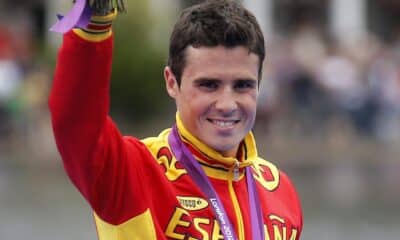 El español Javier Gómez Noya, único quintuple campeón mundial de la historia del triatlón, saluda desde el podio tras ganar la medalla de plata en los Juegos Olímpicos de Londres 2012. EFE/JUAN CARLOS HIDALGO