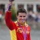 El español Javier Gómez Noya, único quintuple campeón mundial de la historia del triatlón, saluda desde el podio tras ganar la medalla de plata en los Juegos Olímpicos de Londres 2012. EFE/JUAN CARLOS HIDALGO