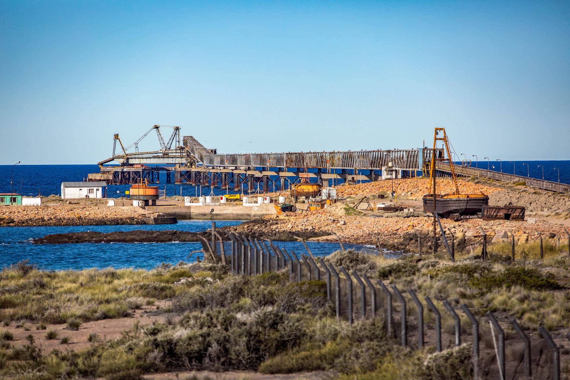 Imagen de archivo del complejo donde se desarrollará el puerto de YPF para la exportación de gas GNL en Sierra Grande, en la provincia de Rio Negro (Argentina). EFE/ Juan Macri