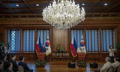 El presidente de Corea del Sur, Yoon Suk Yeol (Izquierda), y el de Filipinas, Ferdinand Marcos Jr. (Derecha), durante la visita del lider surcoreano a Manila.
 EFE/EPA/EZRA ACAYAN / POOL