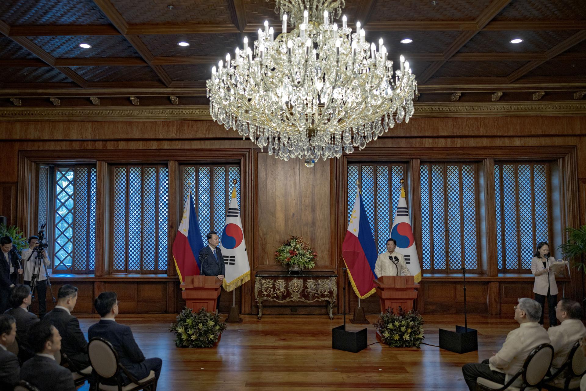 El presidente de Corea del Sur, Yoon Suk Yeol (Izquierda), y el de Filipinas, Ferdinand Marcos Jr. (Derecha), durante la visita del lider surcoreano a Manila.
 EFE/EPA/EZRA ACAYAN / POOL