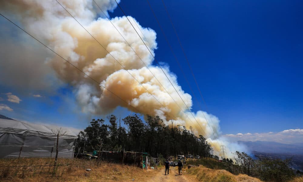 Fotografía de un incendio forestal en el Cerro Auki, en Quito (Ecuador).EFE/ José Jácome