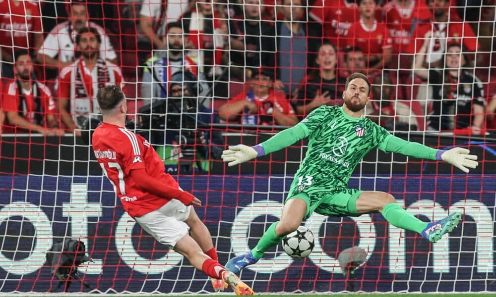 El delantero turco del Benfica Kuerem Akturkoglu (I) logra el 1-0 ante el portero del Atletico Madrid Jan Oblak durante el partido de la UEFA Champions League que han jugado SL Benfica y Atletico Madrid, en Lisboa, Portugal. EFE/EPA/MIGUEL A. LOPES