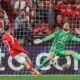 El delantero turco del Benfica Kuerem Akturkoglu (I) logra el 1-0 ante el portero del Atletico Madrid Jan Oblak durante el partido de la UEFA Champions League que han jugado SL Benfica y Atletico Madrid, en Lisboa, Portugal. EFE/EPA/MIGUEL A. LOPES