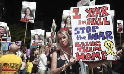 TEL AVIV (ISRAEL), 19/10/2024.- Cientos de israelíes se reúnen como cada sábado en Tel Aviv para reclamar el regreso a casa de los rehenes que aún permanecen cautivos en Gaza. EFE/Alejandro Ernesto