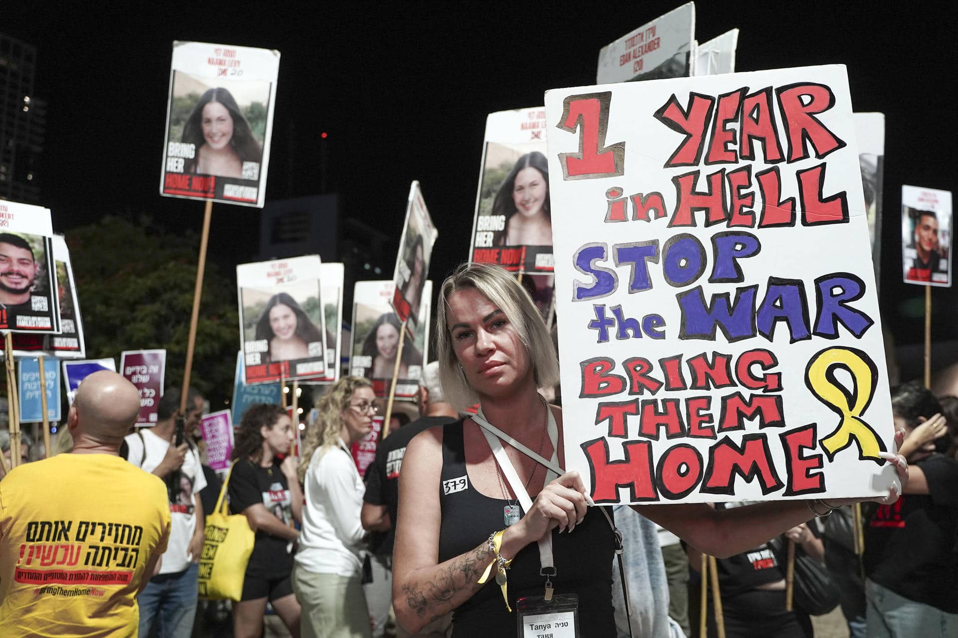 TEL AVIV (ISRAEL), 19/10/2024.- Cientos de israelíes se reúnen como cada sábado en Tel Aviv para reclamar el regreso a casa de los rehenes que aún permanecen cautivos en Gaza. EFE/Alejandro Ernesto