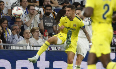 El defensa del Real Madrid Dani Carvajal (2i) sufre una lesión en una rodilla en un choque con Yeremi Pino (i), del Villarreal, en los últimos instantes del partido de la jornada 9 de Liga que disputaron Real Madrid y Villarreal CF este sábado en el estadio Santiago Bernabéu. EFE/Javier Lizón