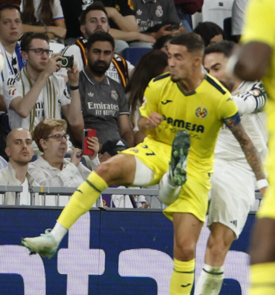 El defensa del Real Madrid Dani Carvajal (2i) sufre una lesión en una rodilla en un choque con Yeremi Pino (i), del Villarreal, en los últimos instantes del partido de la jornada 9 de Liga que disputaron Real Madrid y Villarreal CF este sábado en el estadio Santiago Bernabéu. EFE/Javier Lizón