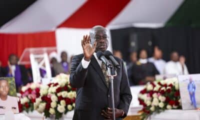 Fotografía de archivo del entonces vicepresidente de Kenia, Rigathi Gachagua, durante un servicio conmemorativo masivo celebrado para los 21 alumnos que murieron durante la tragedia del incendio de la Academia Hillside Endarasha, en Nyeri, Kenia, el 26 de septiembre de 2024. EFE/EPA/Daniel Irungu