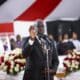 Fotografía de archivo del entonces vicepresidente de Kenia, Rigathi Gachagua, durante un servicio conmemorativo masivo celebrado para los 21 alumnos que murieron durante la tragedia del incendio de la Academia Hillside Endarasha, en Nyeri, Kenia, el 26 de septiembre de 2024. EFE/EPA/Daniel Irungu